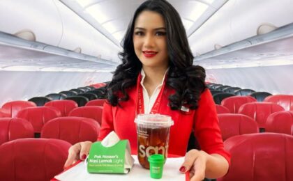 Ariline flight attendant holding a tray of Santan's hotmeal and snack box set