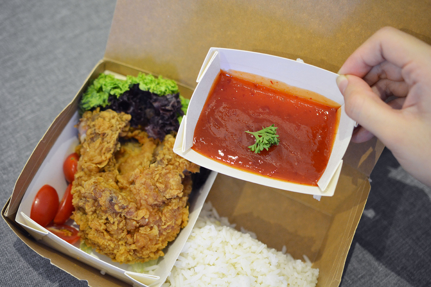 hand-hold-sauce-box-for-paper-lunch-box-foodabox